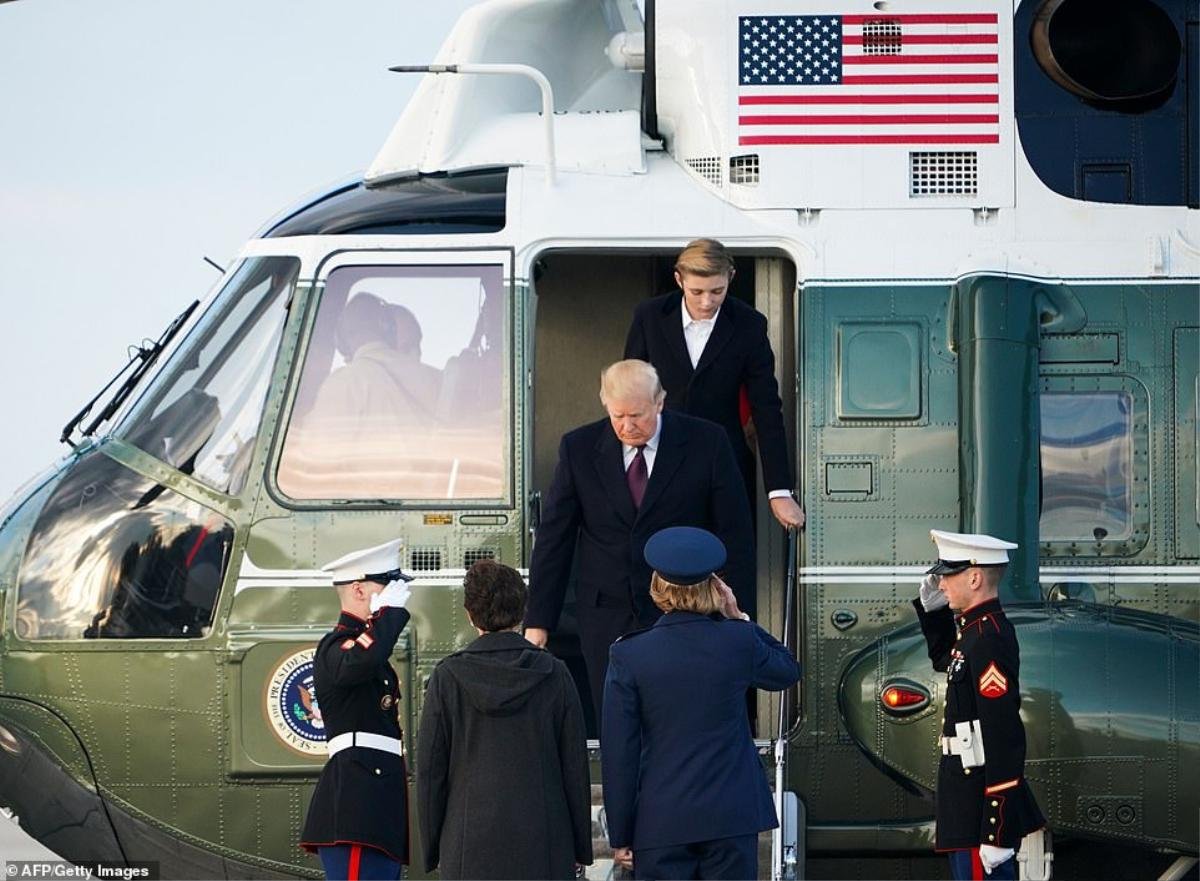 Cậu út nhà Trump bảnh bao cùng gia đình tới Mar-a-Lago dịp lễ Tạ ơn Ảnh 7