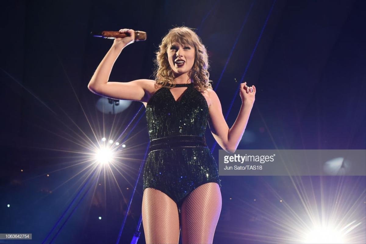 Reputation Tour: Fan sốc toàn tập khi thấy Taylor Swift hóa thân thành… Chân Hoàn Ảnh 6