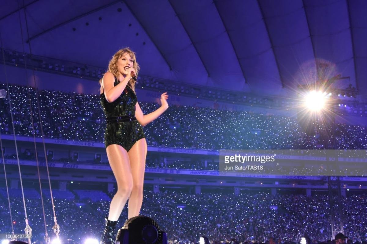 Reputation Tour: Fan sốc toàn tập khi thấy Taylor Swift hóa thân thành… Chân Hoàn Ảnh 7