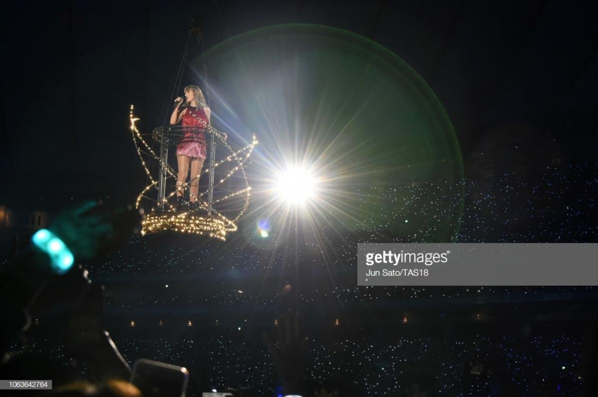 Reputation Tour: Fan sốc toàn tập khi thấy Taylor Swift hóa thân thành… Chân Hoàn Ảnh 9