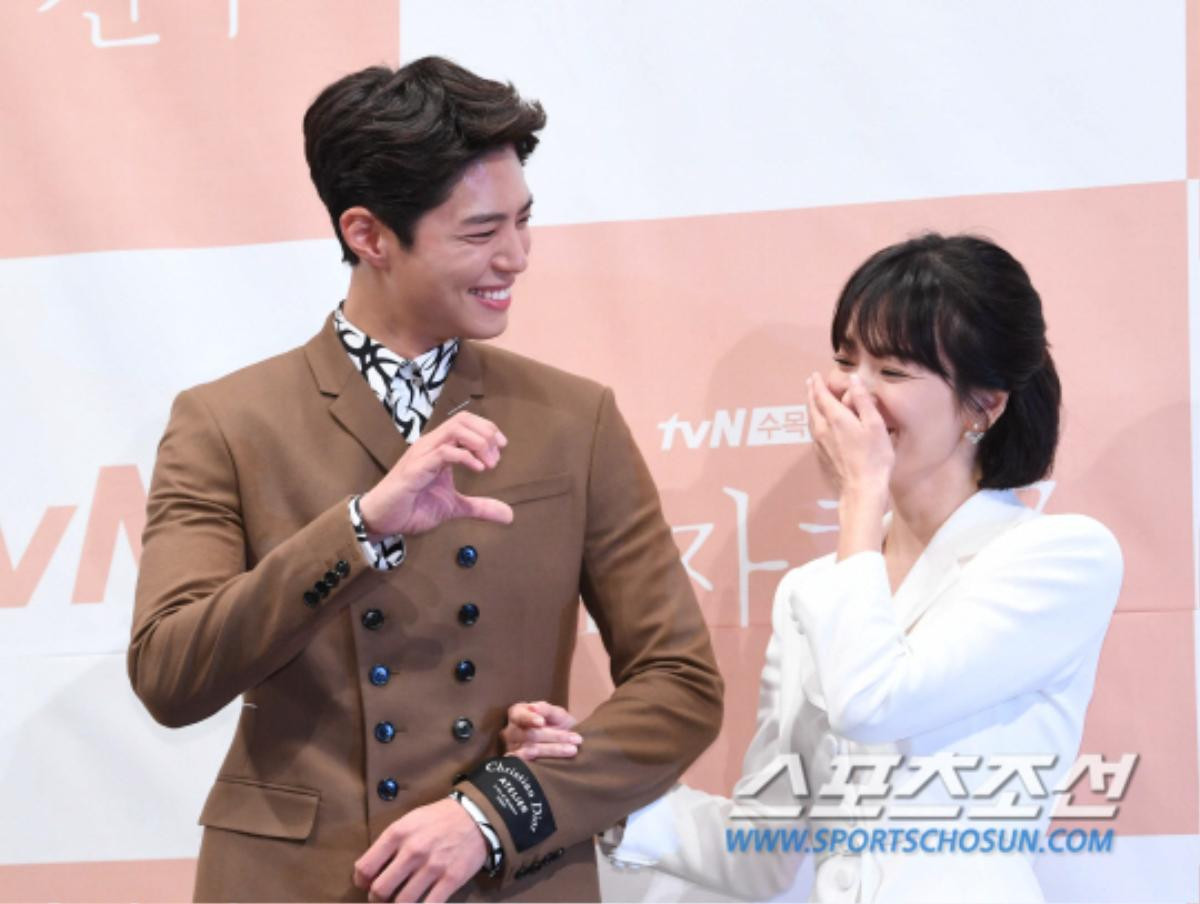 Điêu đứng trước loạt ảnh đẹp lung linh của Song Hye Kyo và Park Bo Gum tại họp báo 'Encounter' Ảnh 20