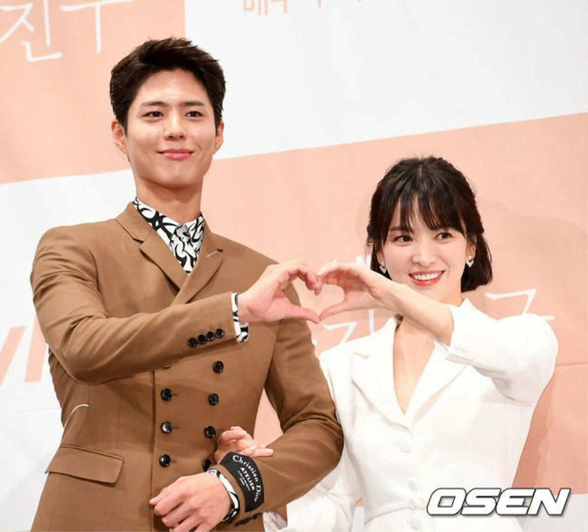 Bỏ Song Joong Ki ở nhà, Song Hye Kyo rạng rỡ sánh vai cùng 'tình mới' Park Bo Gum Ảnh 6