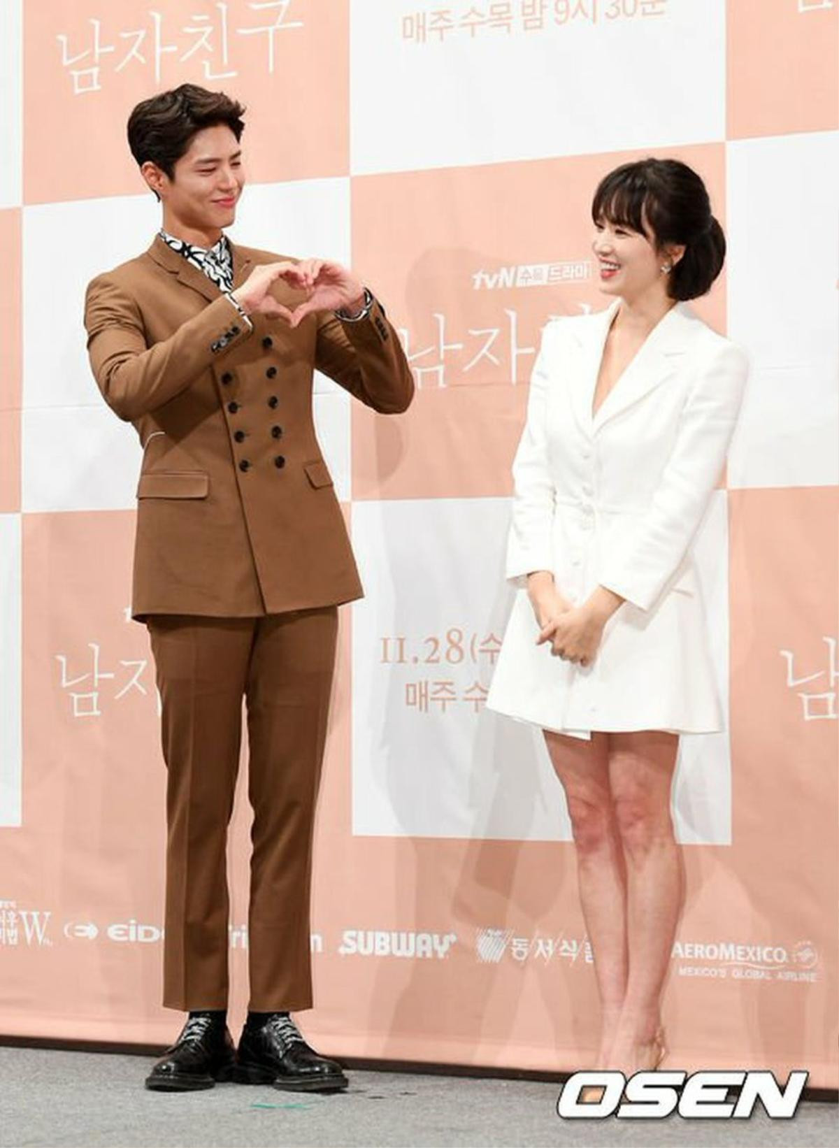 Bỏ Song Joong Ki ở nhà, Song Hye Kyo rạng rỡ sánh vai cùng 'tình mới' Park Bo Gum Ảnh 4