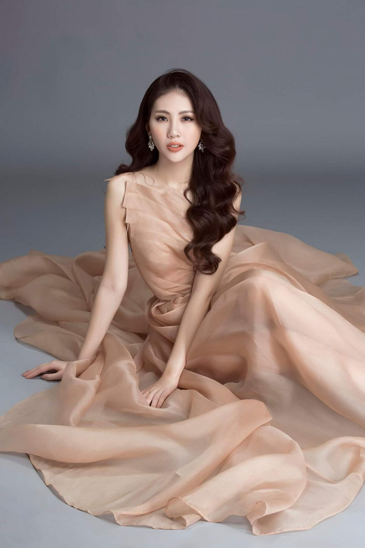 Đang thi Miss World tại Trung Quốc, Tiểu Vy vẫn 'hack não' fan khi đụng hàng cả loạt mỹ nhân Việt Ảnh 6