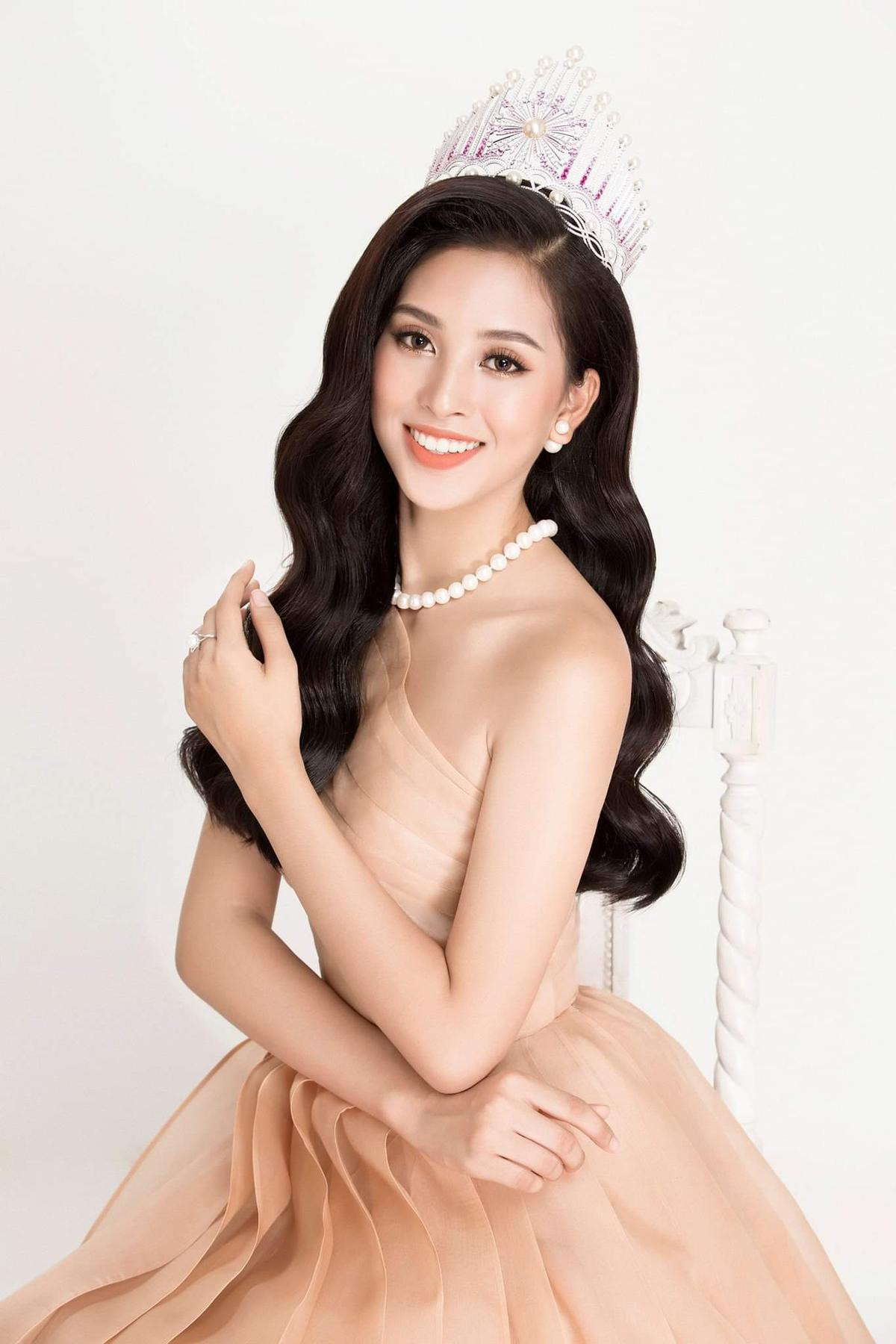 Đang thi Miss World tại Trung Quốc, Tiểu Vy vẫn 'hack não' fan khi đụng hàng cả loạt mỹ nhân Việt Ảnh 2