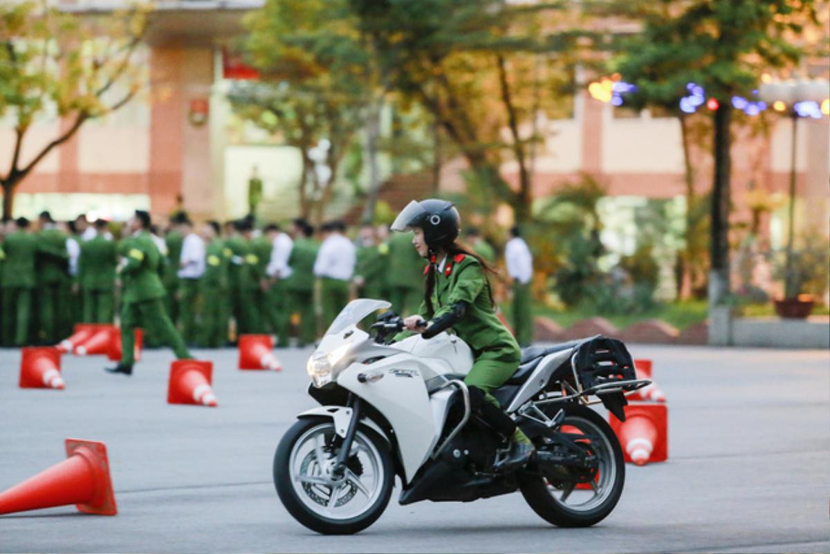 Mãn nhãn xem nữ sinh Cảnh sát trổ tài lái môtô phân khối lớn cực điệu nghệ Ảnh 8