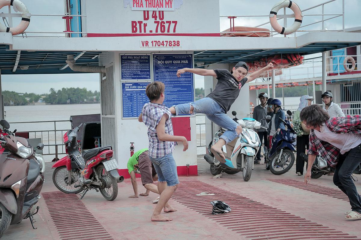 Tập 5 'Tay buôn, buông tay?': Hai Hận nhận lại cha giữa trận hỗn chiến ở bến phà Ảnh 9