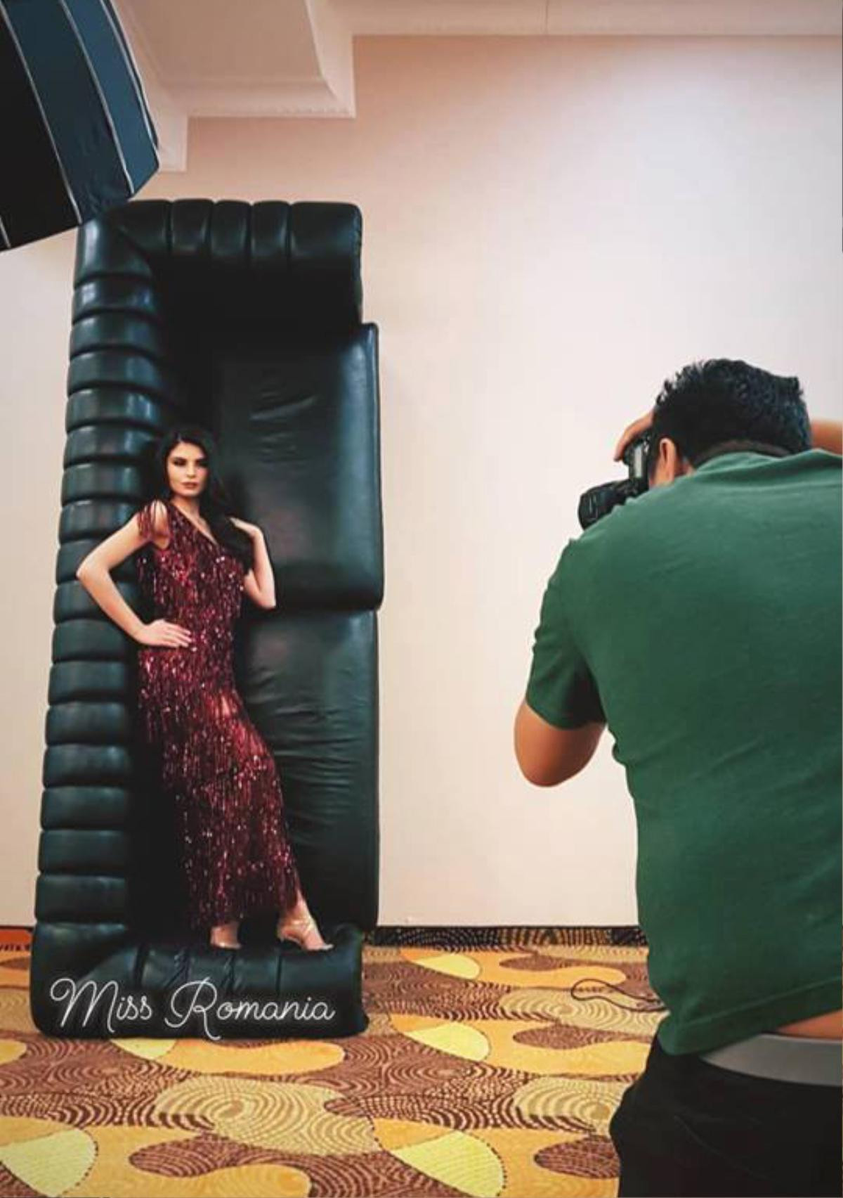 Miss Supranational: 'Hy hữu' lấy ghế sofa làm background chụp hình, các người đẹp vẫn tạo dáng chuẩn 'next top' Ảnh 1