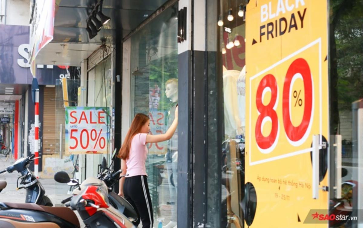 Sale sập sàn vào ngày Black Friday, chỗ đông khách chen chúc nơi vẫn 'vắng như chùa bà đanh' Ảnh 4