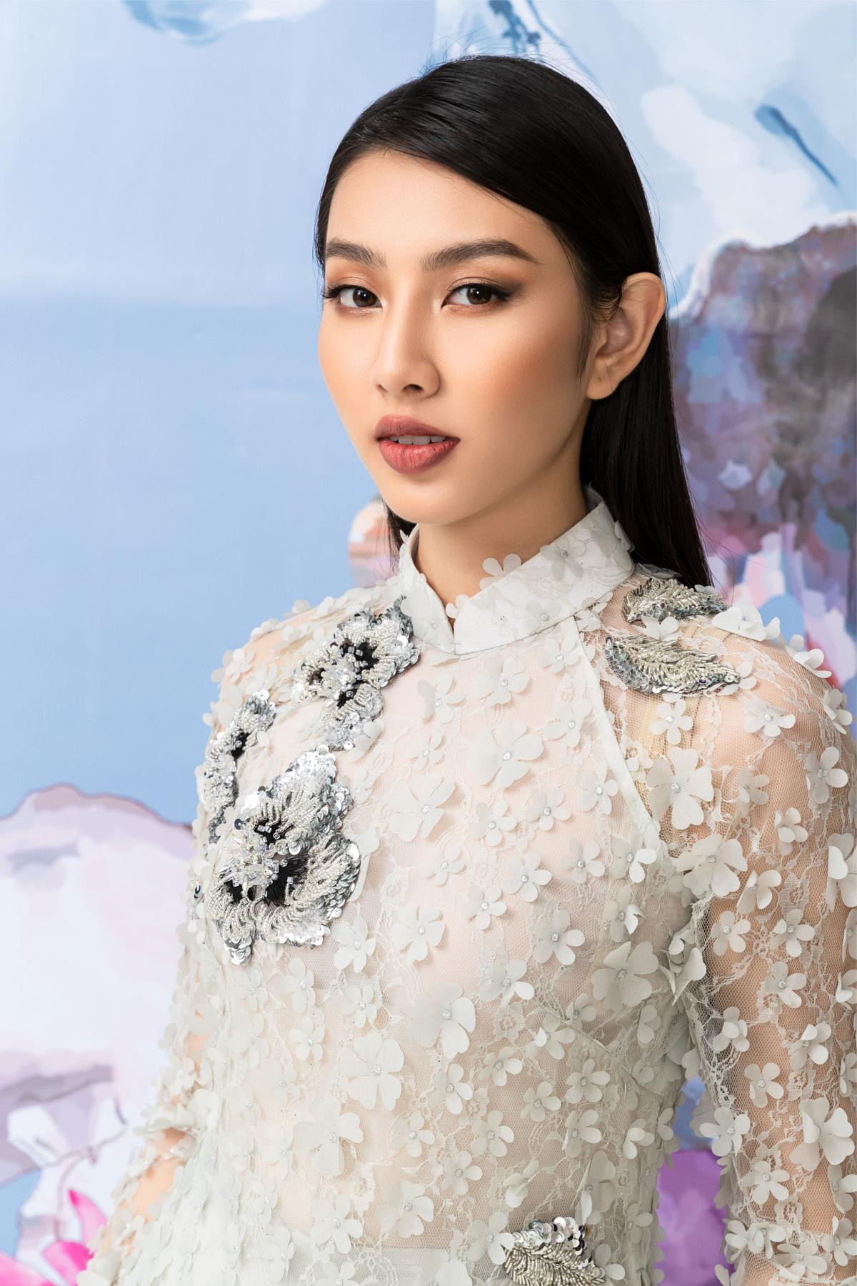 Vừa trở về từ Miss International 2018, Thùy Tiên gây thích thú khi mặc áo dài đi boots Ảnh 5