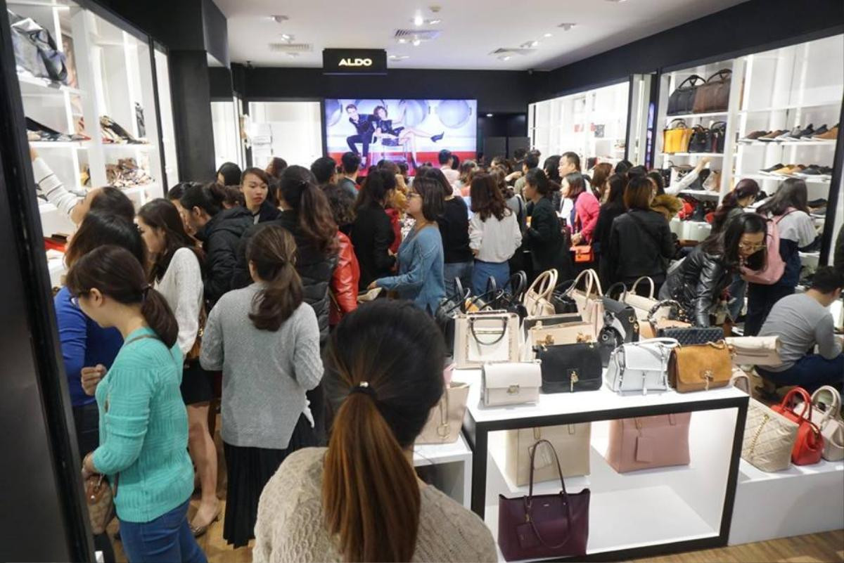 Vừa mở chưa đầy 10 phút, cửa hàng phải đóng cửa ngày  Black Friday vì quá tải Ảnh 9