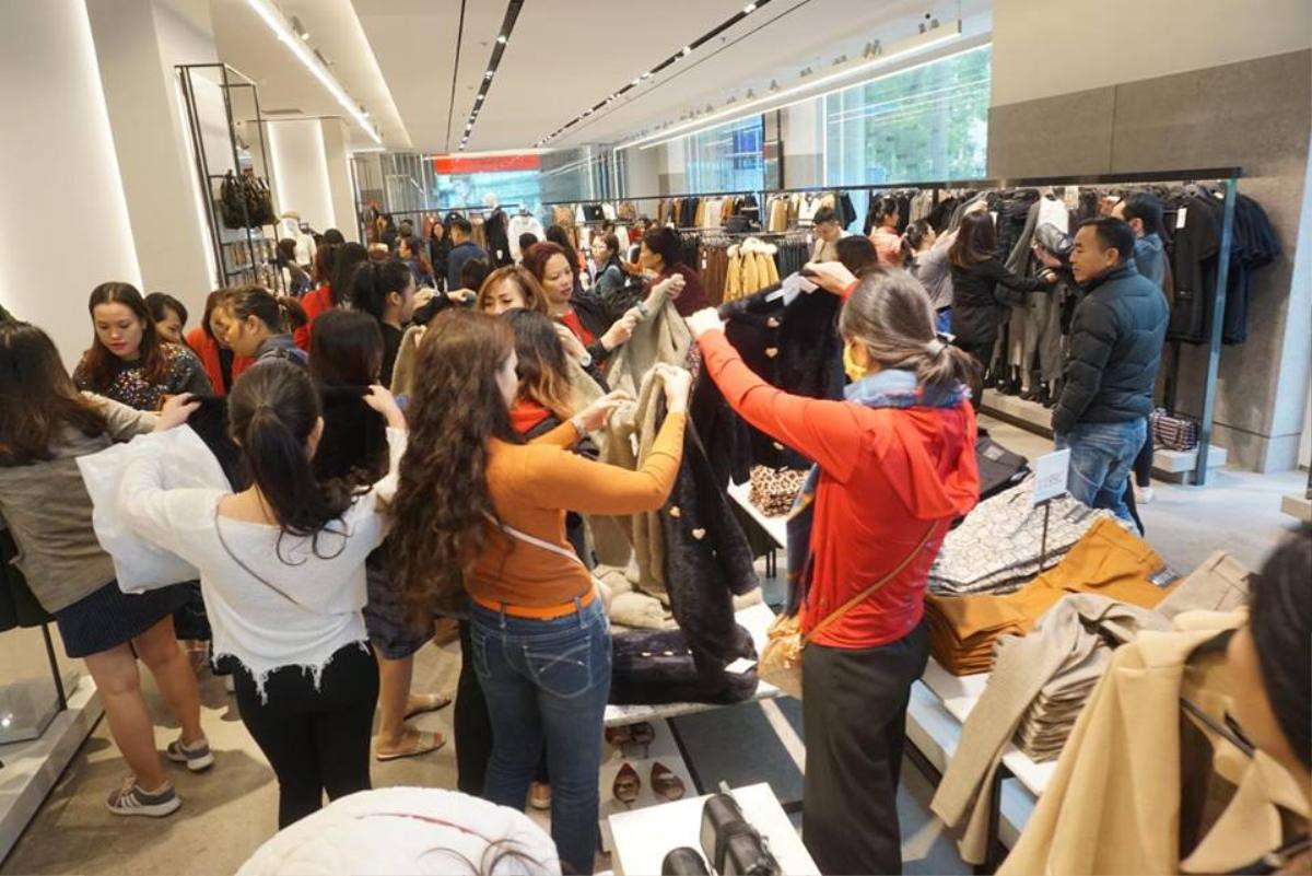 Vừa mở chưa đầy 10 phút, cửa hàng phải đóng cửa ngày  Black Friday vì quá tải Ảnh 8