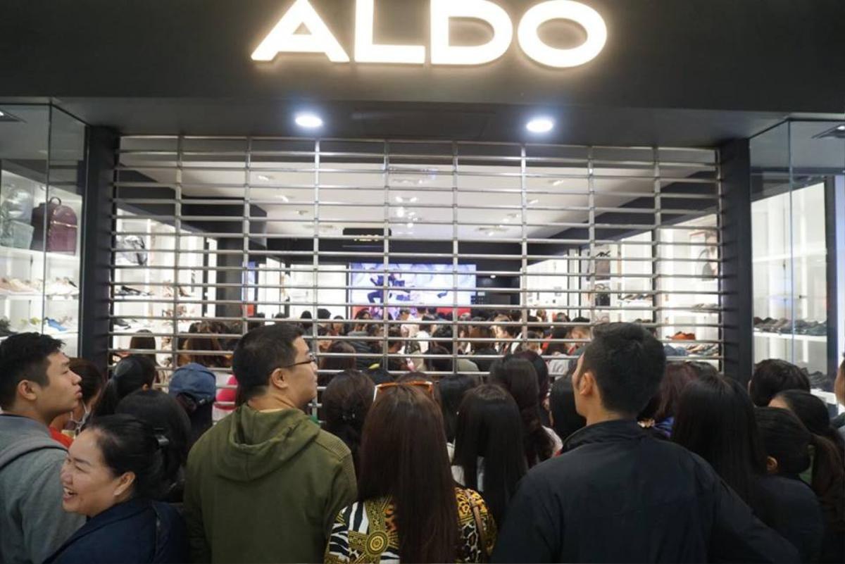 Vừa mở chưa đầy 10 phút, cửa hàng phải đóng cửa ngày  Black Friday vì quá tải Ảnh 15