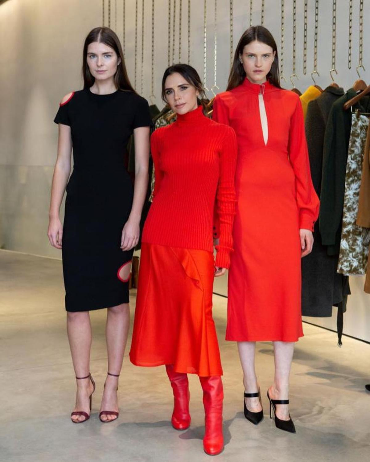 Victoria Beckham 'rực đỏ' kín đáo trong buổi ra mắt bộ sưu tập mini tại London Ảnh 3