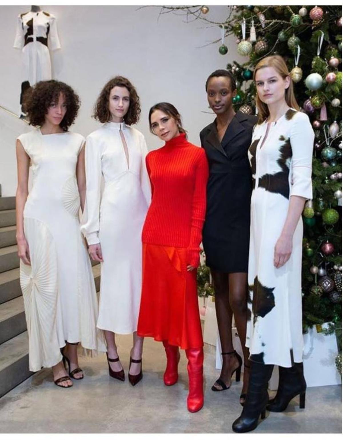 Victoria Beckham 'rực đỏ' kín đáo trong buổi ra mắt bộ sưu tập mini tại London Ảnh 4