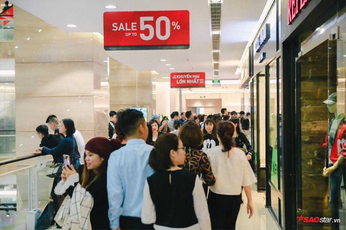 Chen chân kín đặc ngày Black Friday, nhiều nơi 'thất thủ' Ảnh 1