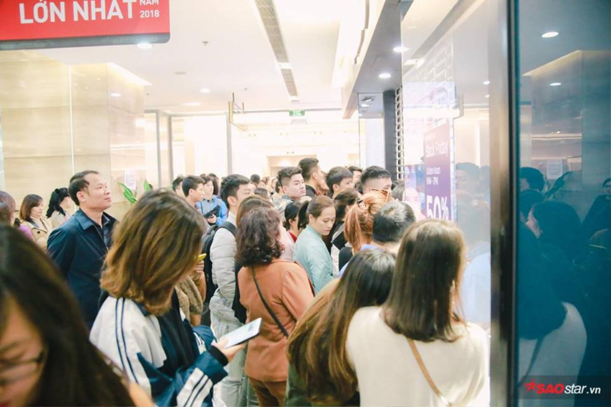 Chen chân kín đặc ngày Black Friday, nhiều nơi 'thất thủ' Ảnh 2