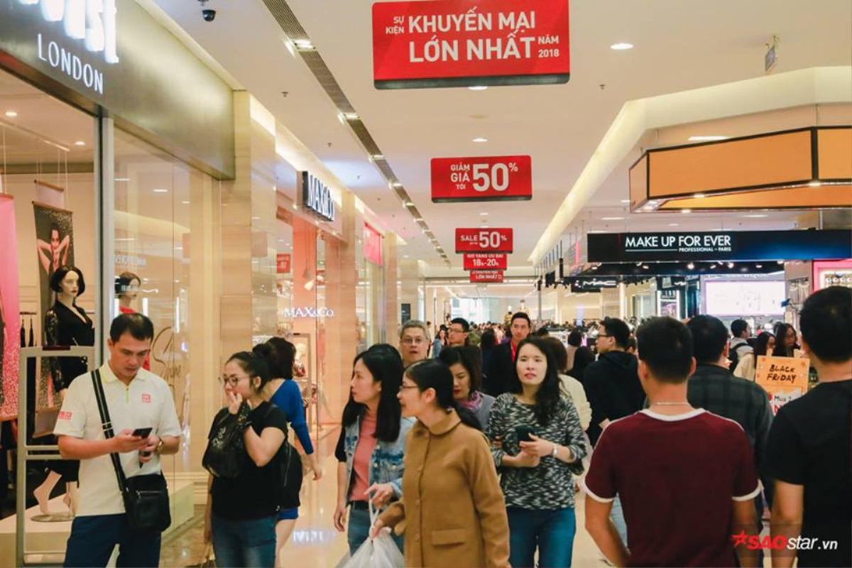 Chen chân kín đặc ngày Black Friday, nhiều nơi 'thất thủ' Ảnh 3