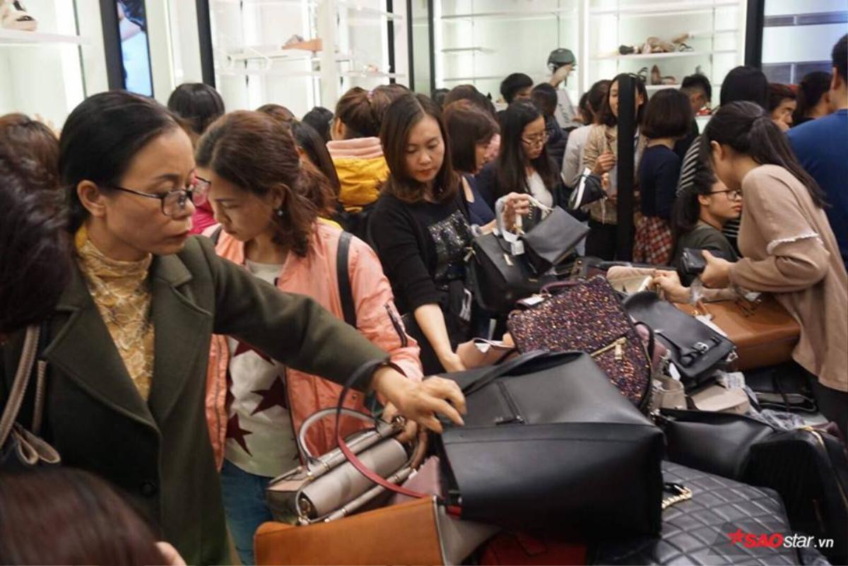 Chen chân kín đặc ngày Black Friday, nhiều nơi 'thất thủ' Ảnh 16