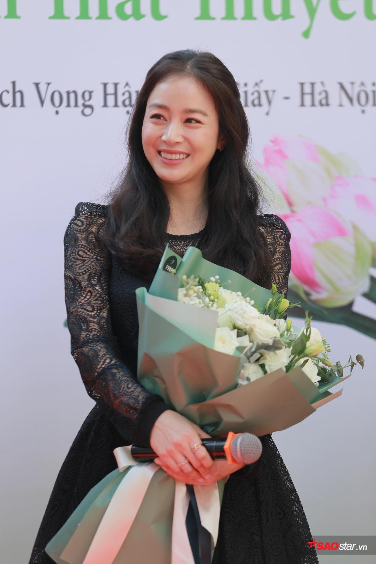 Kim Tae Hee xuất hiện trẻ trung, rạng rỡ trong vòng tay chào đón của 'biển người' hâm mộ xứ Hà Thành Ảnh 1