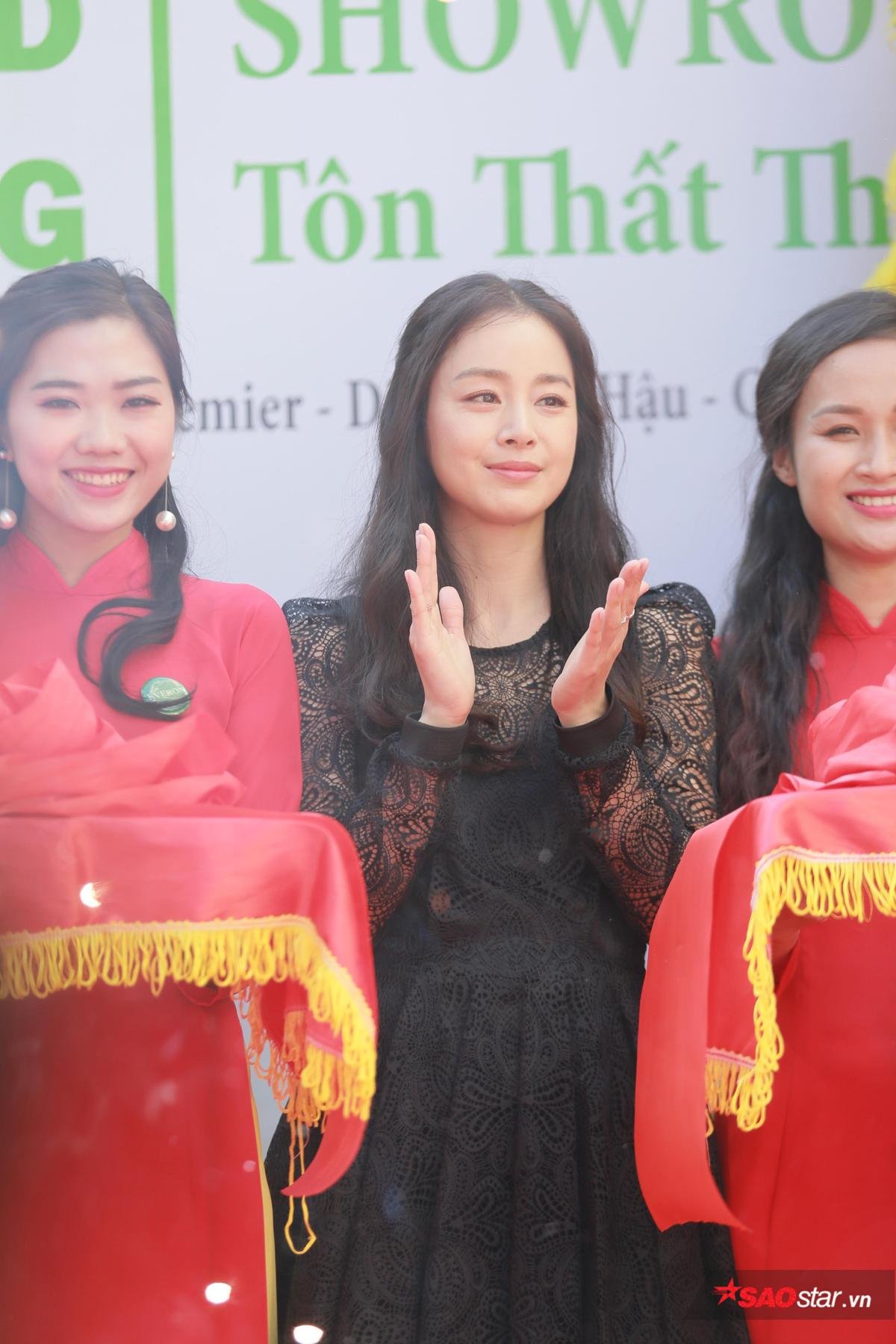 Kim Tae Hee xuất hiện trẻ trung, rạng rỡ trong vòng tay chào đón của 'biển người' hâm mộ xứ Hà Thành Ảnh 7