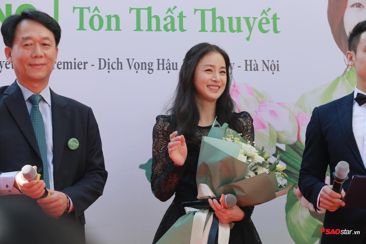 Kim Tae Hee xuất hiện trẻ trung, rạng rỡ trong vòng tay chào đón của 'biển người' hâm mộ xứ Hà Thành Ảnh 4