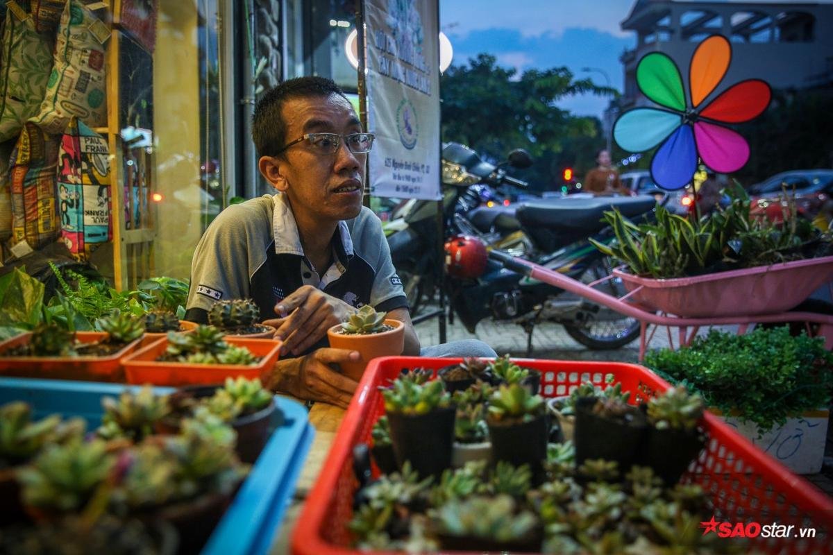 Chàng  trai u não bán sen đá kiếm tiền chữa bệnh: 'Nhìn sen đá kiên cường, tôi thấy mình nên sống nghị lực hơn' Ảnh 2