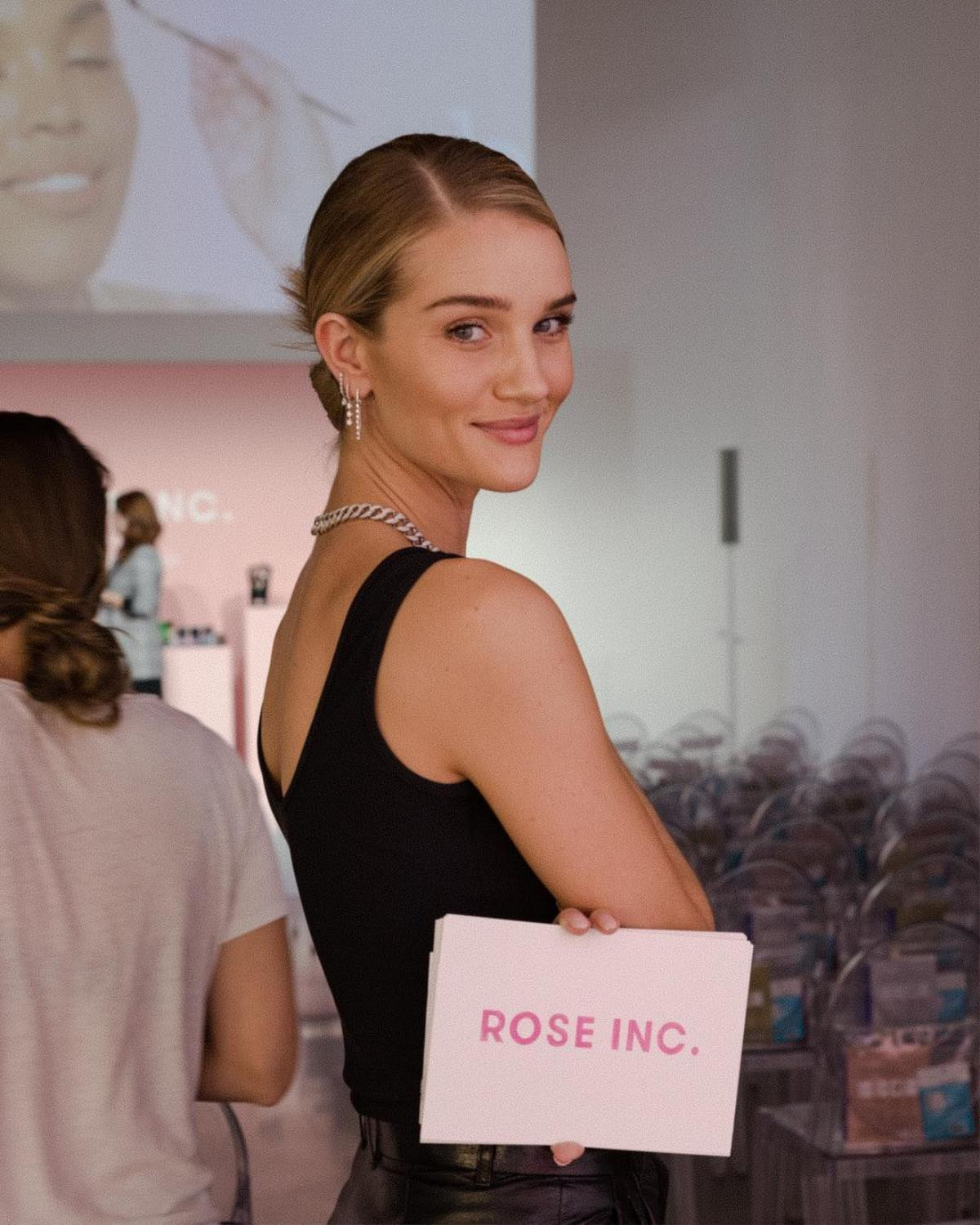 Rosie Huntington: Hàng hiếm của làng mốt, chân dài tóc vàng hoe nhưng não không hề ngắn Ảnh 18