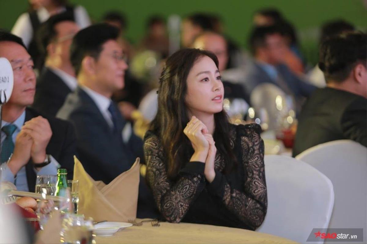 Phong thái nữ thần của Kim Tae Hee vẫn vô cùng rực rỡ giữa tiết trời lạnh của Hà Nội Ảnh 8