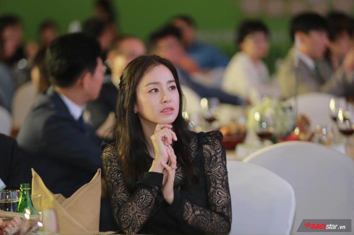 Phong thái nữ thần của Kim Tae Hee vẫn vô cùng rực rỡ giữa tiết trời lạnh của Hà Nội Ảnh 7