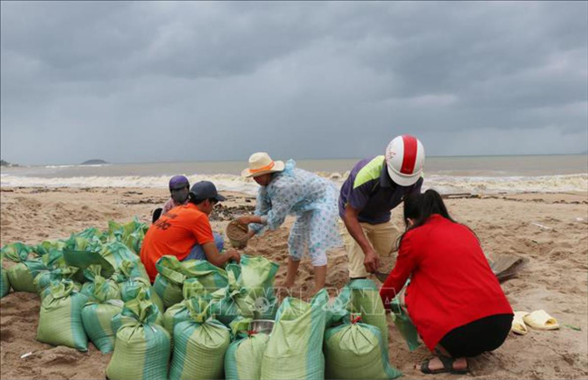 Bão số 9 sẽ đổ bộ vào đảo Phú Quý, hàng nghìn người dân Nha Trang hối hả di tản tránh trú Ảnh 2