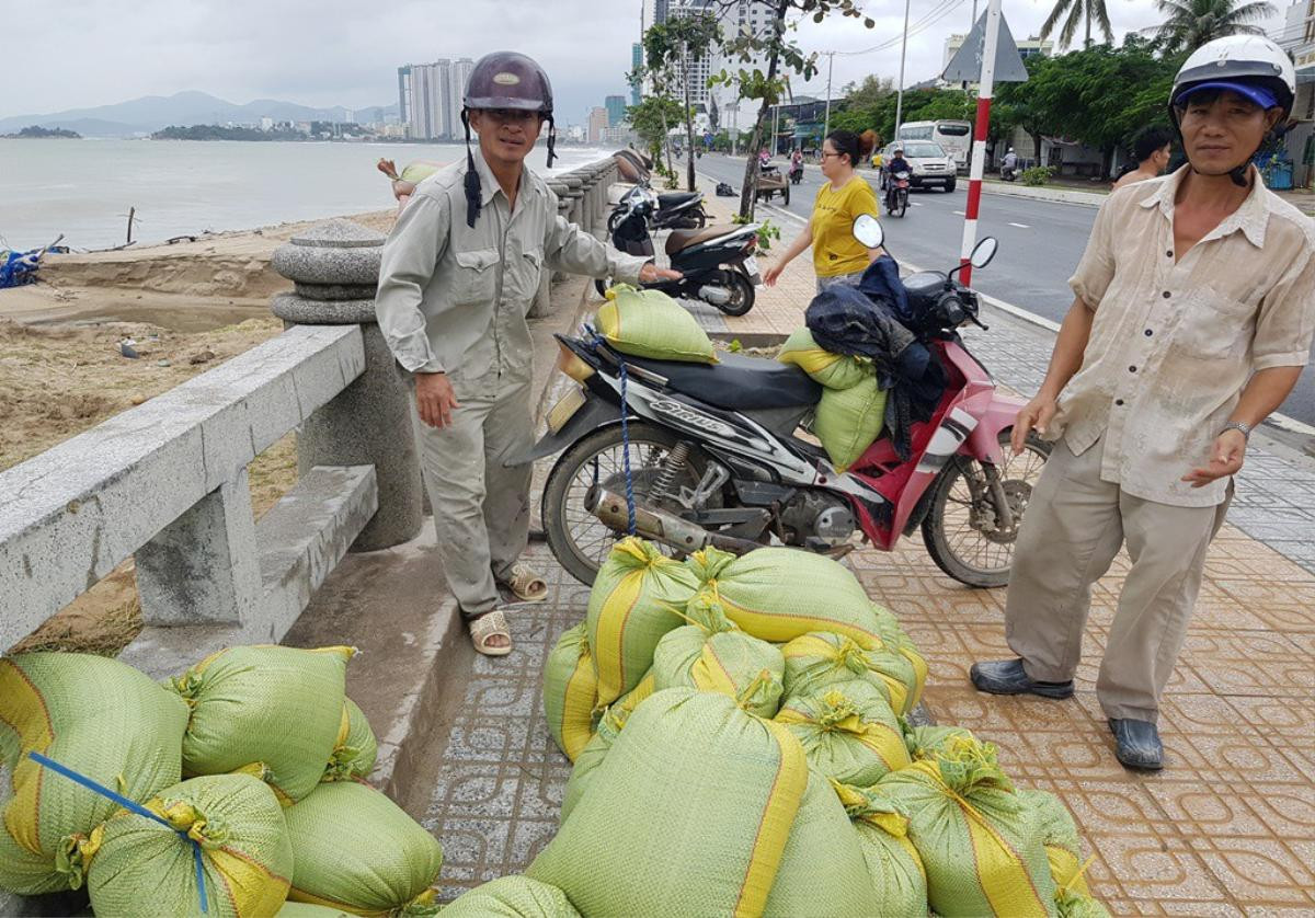 Bão số 9 sẽ đổ bộ vào đảo Phú Quý, hàng nghìn người dân Nha Trang hối hả di tản tránh trú Ảnh 3