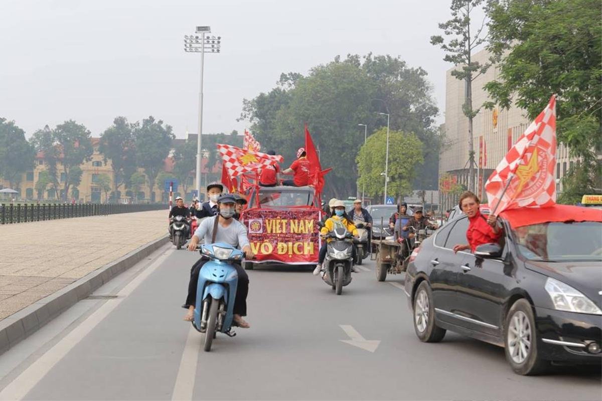 Hàng trăm cổ động viên diễu hành, đốt pháo sáng trước trận Việt Nam - Campuchia Ảnh 7