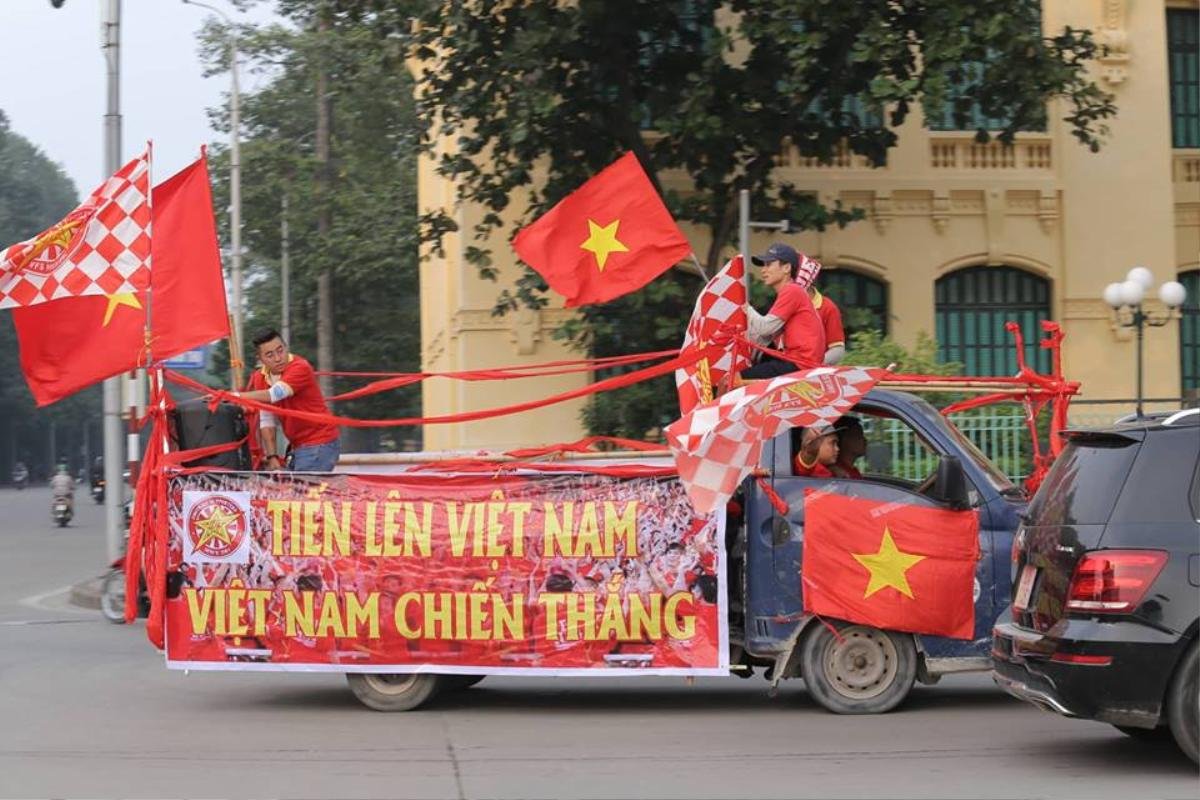 Hàng trăm cổ động viên diễu hành, đốt pháo sáng trước trận Việt Nam - Campuchia Ảnh 8