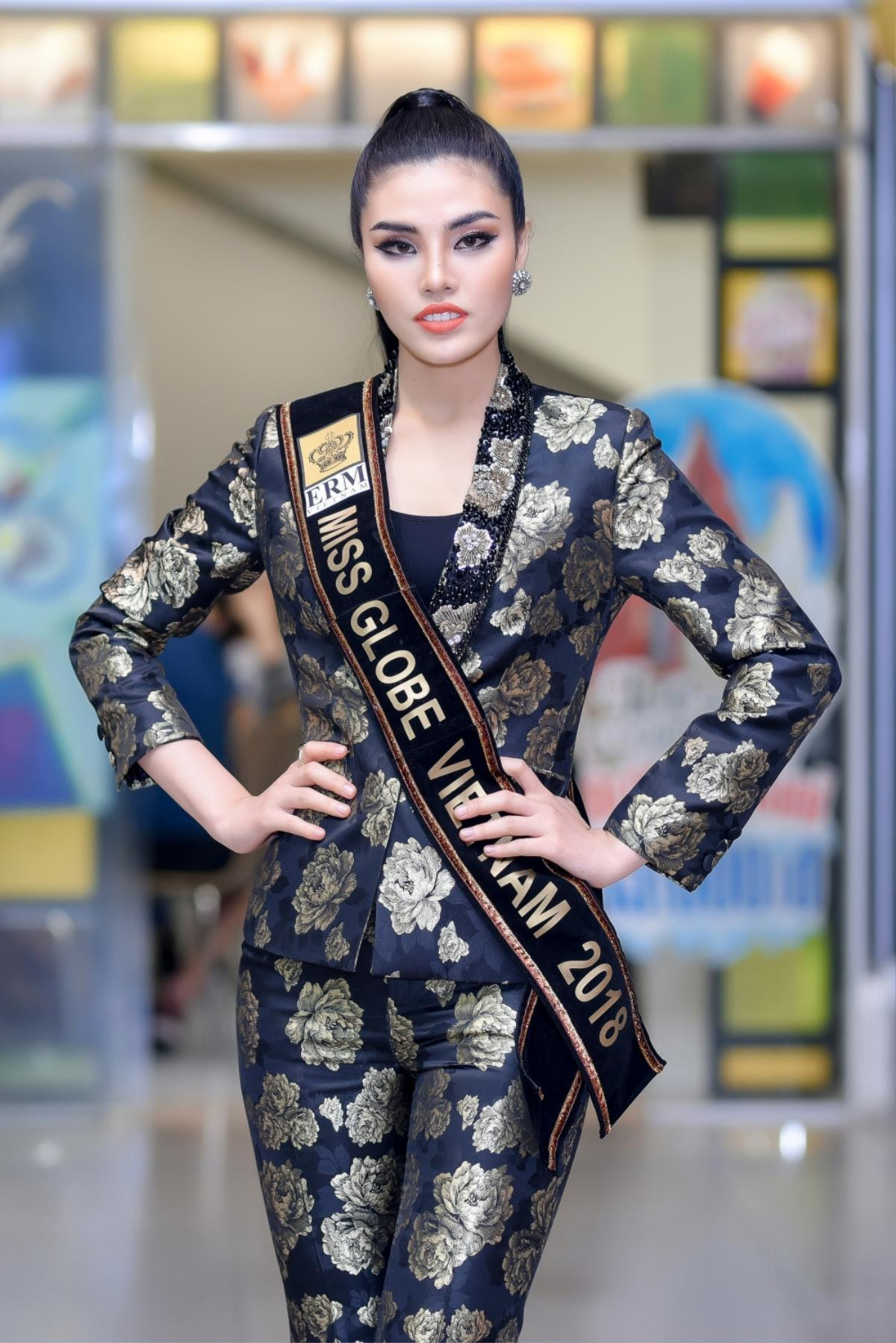 Tuyết Trần rạng rỡ mặc mưa gió, 'đội bão' sang Trung Quốc dự thi Miss Globe 2018 Ảnh 1