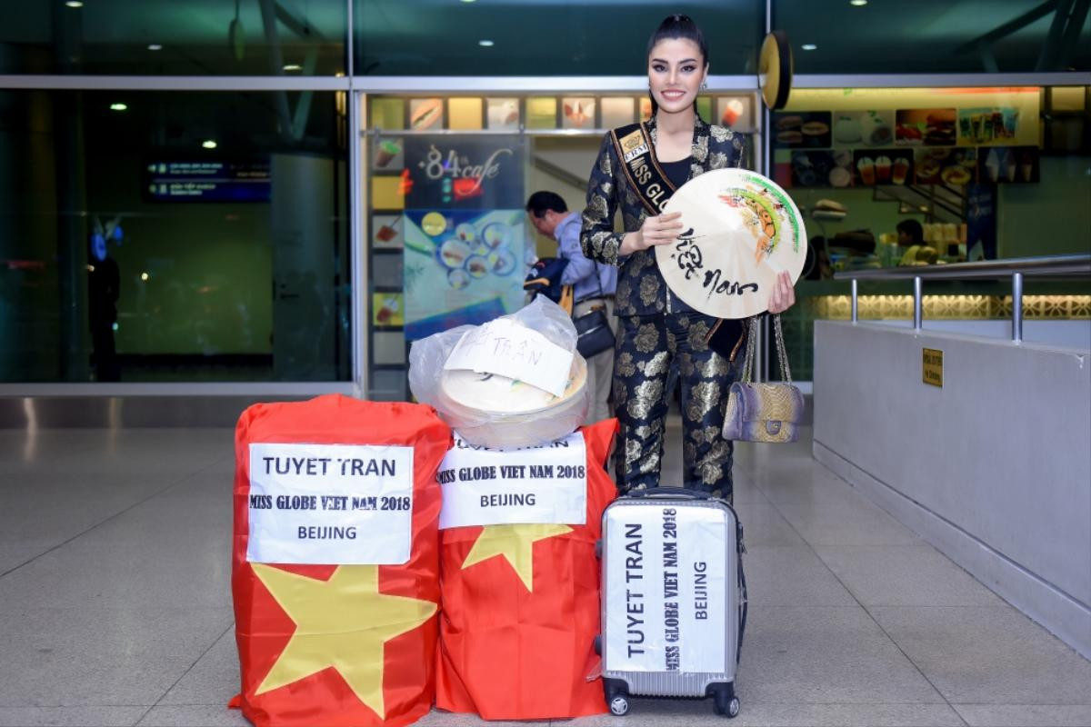 Tuyết Trần rạng rỡ mặc mưa gió, 'đội bão' sang Trung Quốc dự thi Miss Globe 2018 Ảnh 2