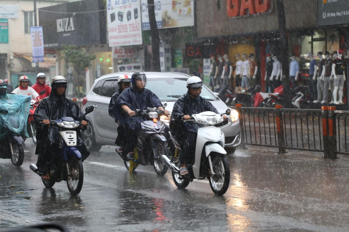 Người Sài Gòn lao đao trong biển nước vì mưa to gió giật mạnh do ảnh hưởng của bão số 9 Ảnh 1