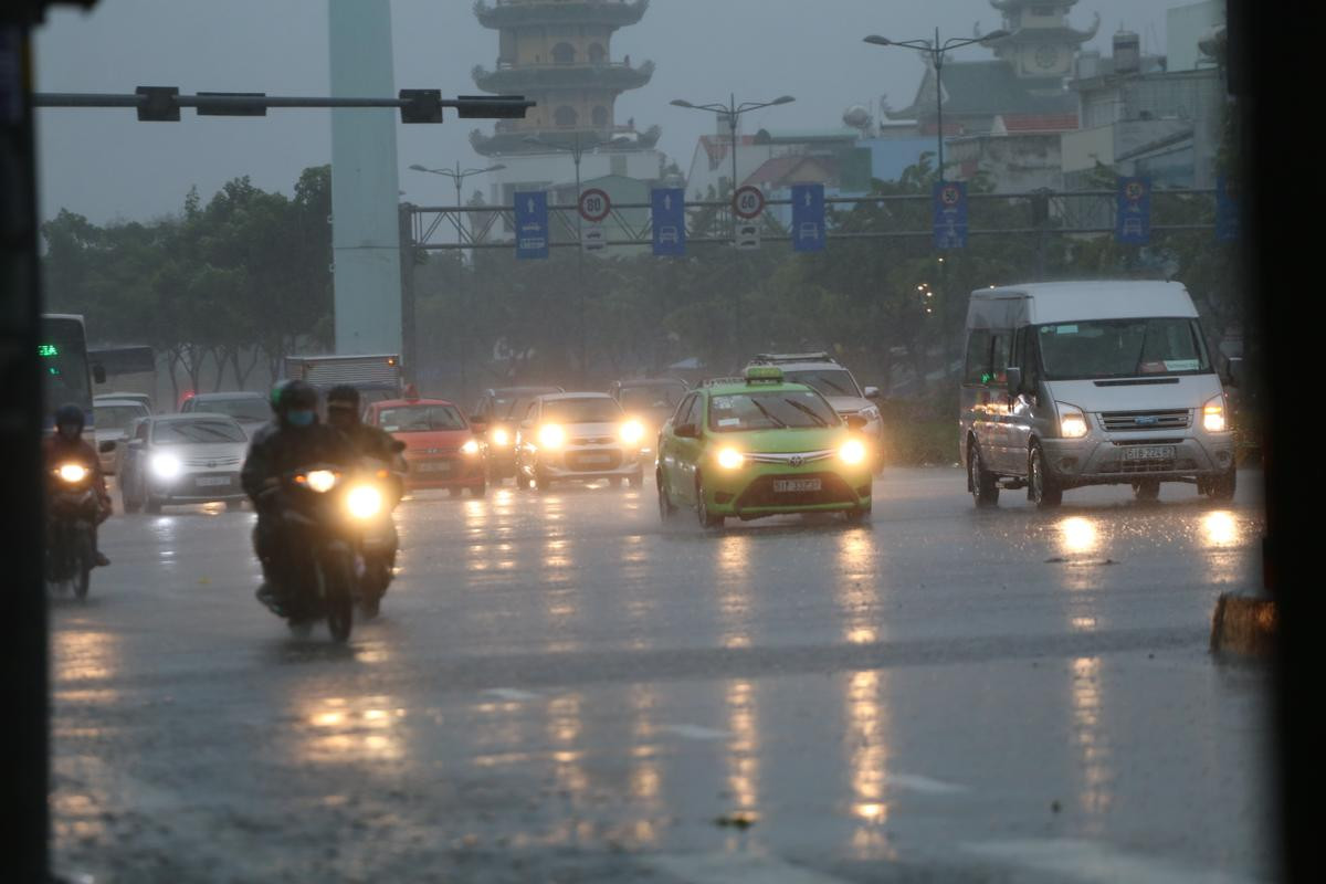 Người Sài Gòn lao đao trong biển nước vì mưa to gió giật mạnh do ảnh hưởng của bão số 9 Ảnh 3