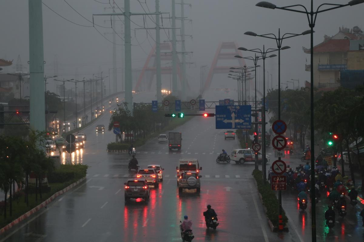 Người Sài Gòn lao đao trong biển nước vì mưa to gió giật mạnh do ảnh hưởng của bão số 9 Ảnh 4