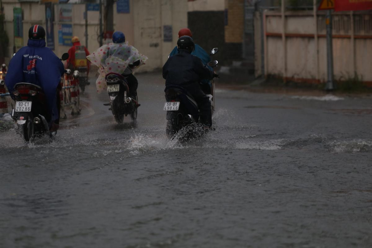 Người Sài Gòn lao đao trong biển nước vì mưa to gió giật mạnh do ảnh hưởng của bão số 9 Ảnh 7