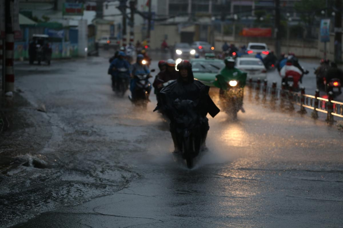 Người Sài Gòn lao đao trong biển nước vì mưa to gió giật mạnh do ảnh hưởng của bão số 9 Ảnh 9