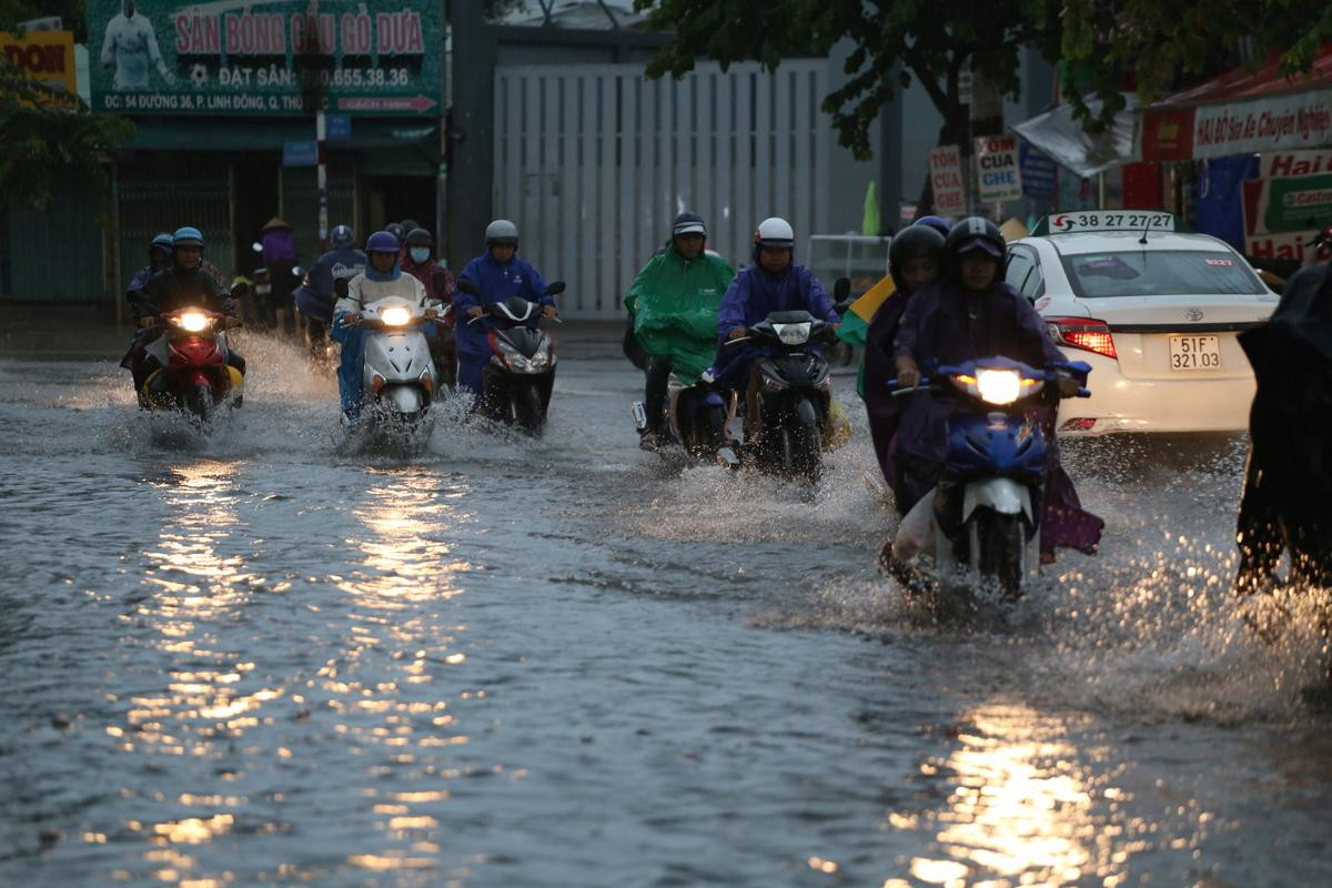 Người Sài Gòn lao đao trong biển nước vì mưa to gió giật mạnh do ảnh hưởng của bão số 9 Ảnh 13