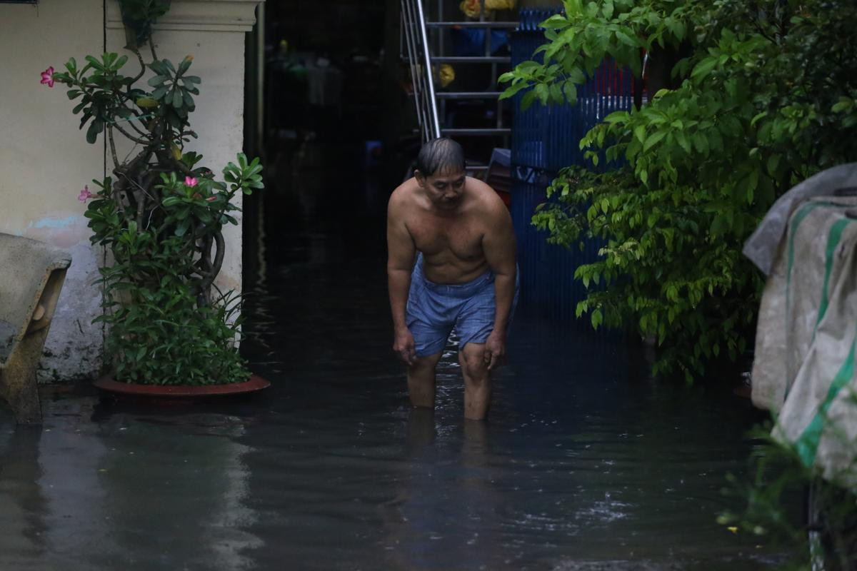 Người Sài Gòn lao đao trong biển nước vì mưa to gió giật mạnh do ảnh hưởng của bão số 9 Ảnh 15