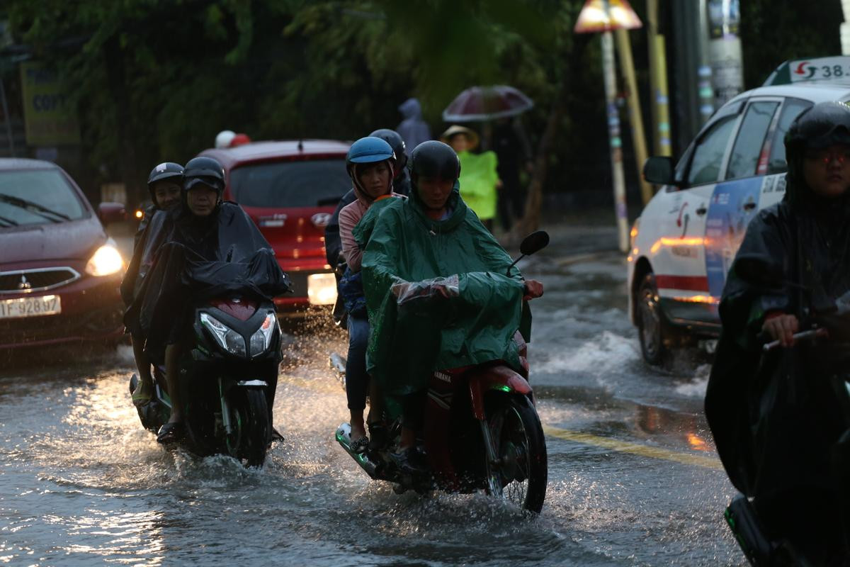 Người Sài Gòn lao đao trong biển nước vì mưa to gió giật mạnh do ảnh hưởng của bão số 9 Ảnh 16