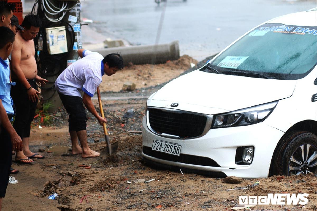 Toàn cảnh Vũng Tàu tan hoang sau cơn bão số 9, cây xà cừ hơn 100 tuổi cũng bị bật gốc Ảnh 7