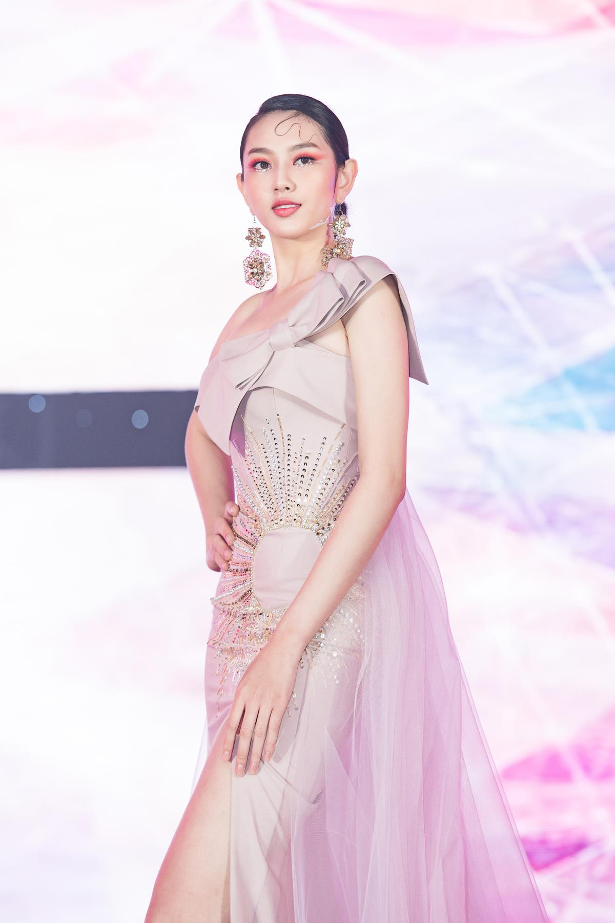 Vừa trở về từ Miss International 2018, Thùy Tiên đã hóa vedette ngọt ngào trong show thời trang Ảnh 5