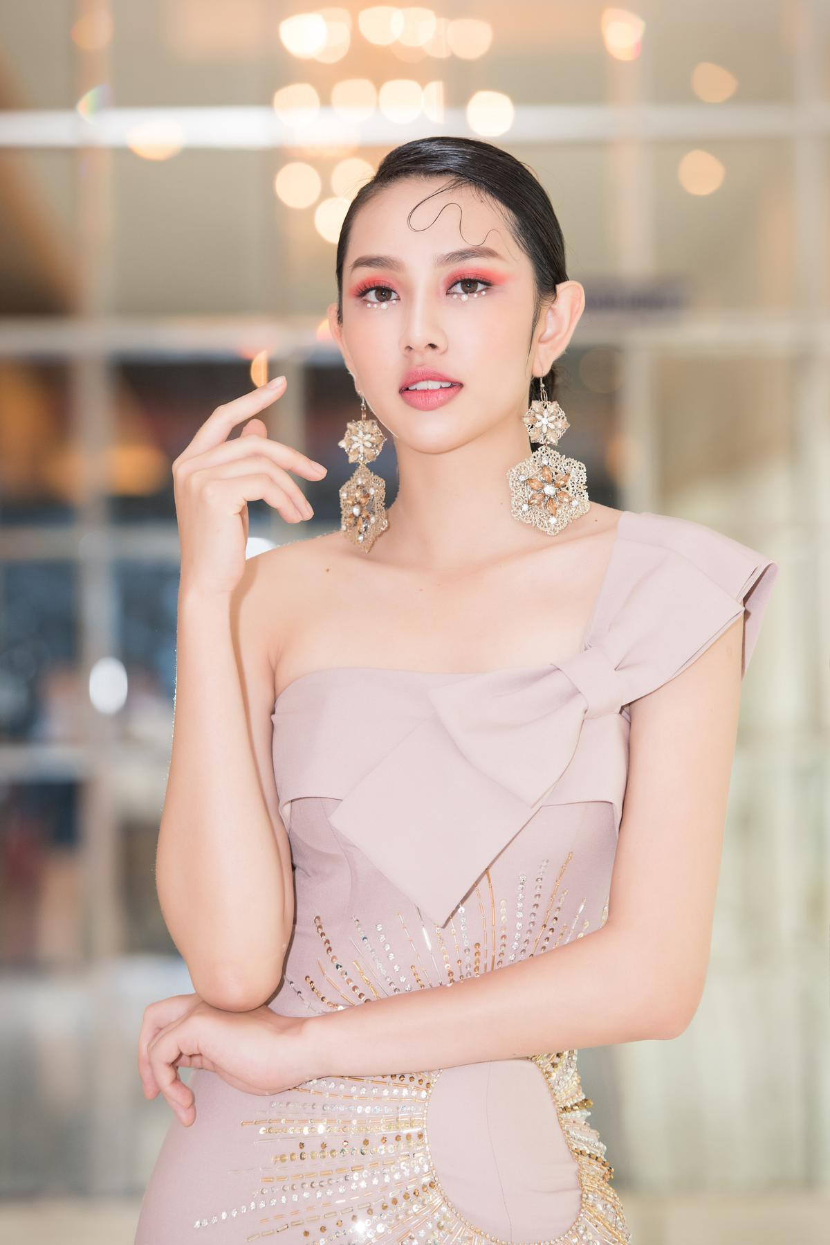 Vừa trở về từ Miss International 2018, Thùy Tiên đã hóa vedette ngọt ngào trong show thời trang Ảnh 6