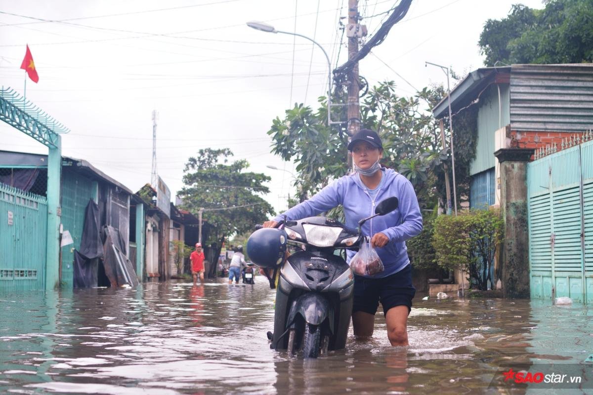 Mưa ngập lịch sử ở TP.HCM: Người dân kết bè thả ra đường, thích thú túm tụm chụp ảnh vui chơi giữa biển nước Ảnh 5