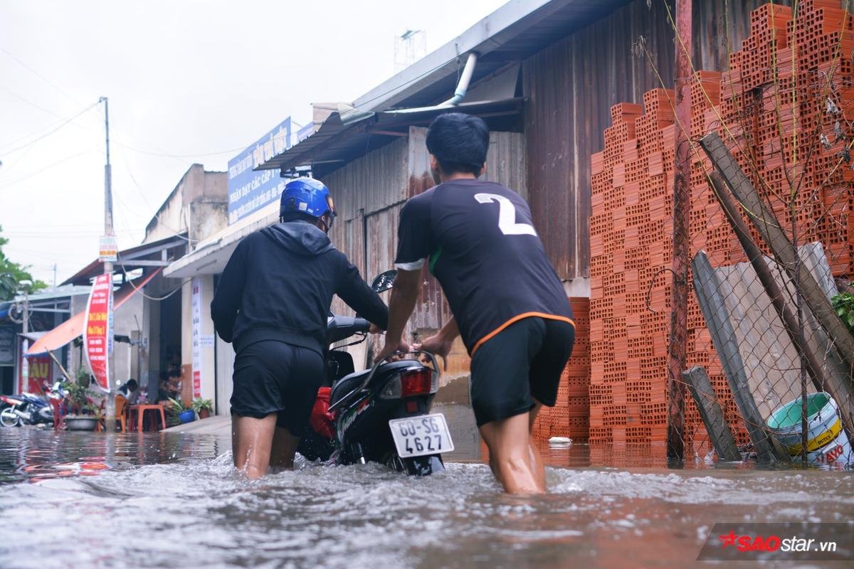 Mưa ngập lịch sử ở TP.HCM: Người dân kết bè thả ra đường, thích thú túm tụm chụp ảnh vui chơi giữa biển nước Ảnh 4