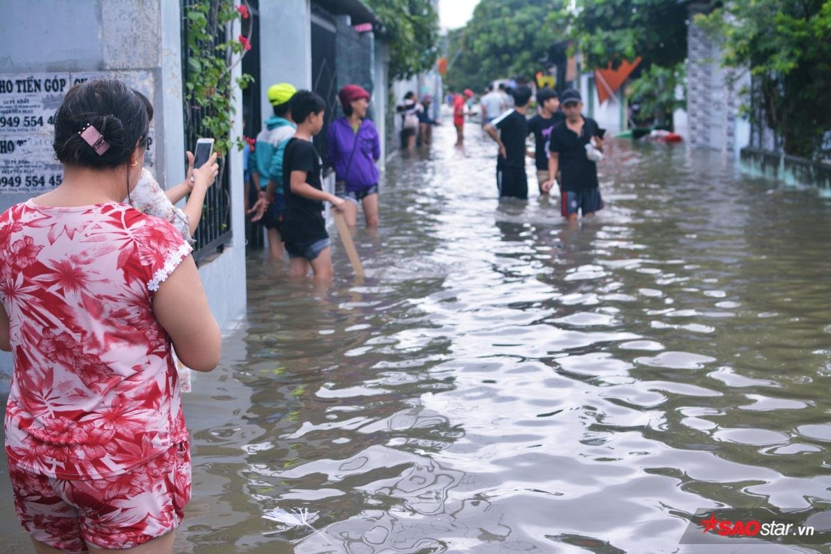 Mưa ngập lịch sử ở TP.HCM: Người dân kết bè thả ra đường, thích thú túm tụm chụp ảnh vui chơi giữa biển nước Ảnh 8